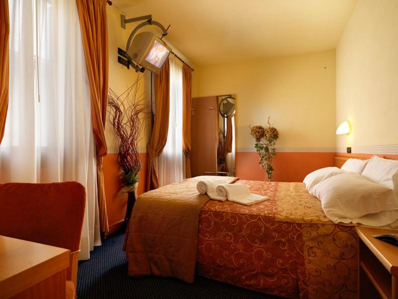 Hotel & Residence Roma Кампосампиеро Екстериор снимка