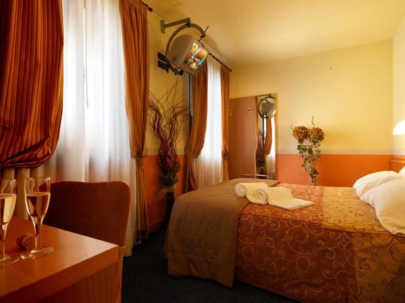 Hotel & Residence Roma Кампосампиеро Екстериор снимка