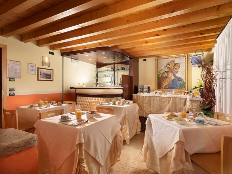 Hotel & Residence Roma Кампосампиеро Екстериор снимка