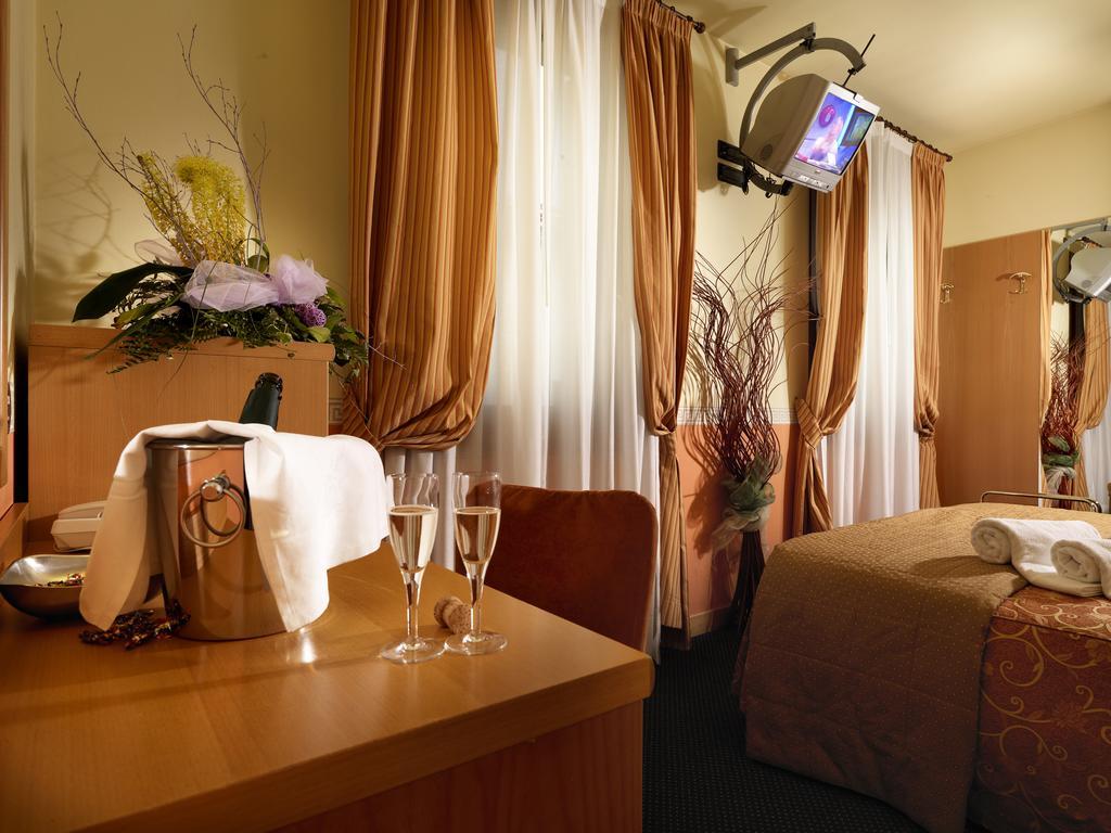 Hotel & Residence Roma Кампосампиеро Екстериор снимка